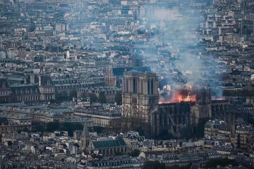 巴黎圣母院发生严重火灾
